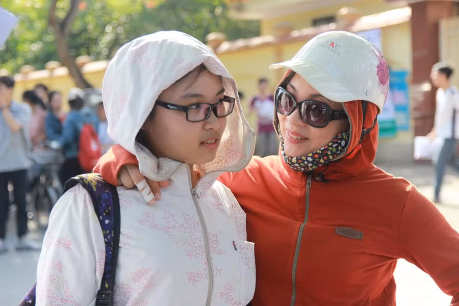 Nụ cười của phụ huynh và thí sinh sau kỳ thi