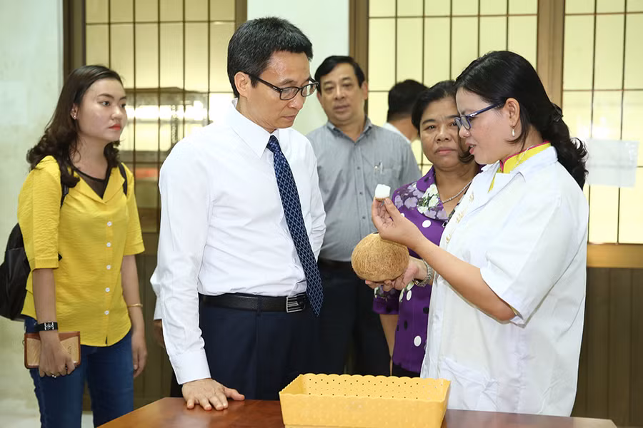 Phó Thủ tướng Chính phủ Vũ Đức Đam thăm trường Đại học Trà Vinh. Ảnh :VGP 