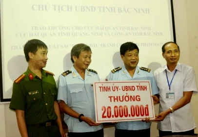 Lãnh đạo UBND tỉnh Bắc Ninh thưởng “nóng” cho lực lượng Hải quan Bắc Ninh, Hải quan Quảng Ninh và Công an Bắc Ninh do có thành tích phá vụ án vận chuyển 9 bánh heroin (Ảnh Thời Báo Tài Chính)