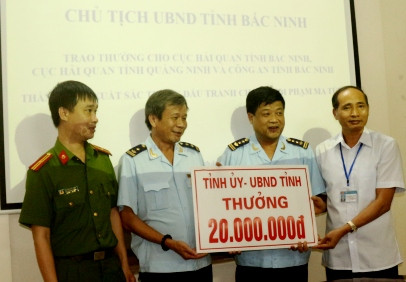 Lãnh đạo UBND tỉnh Bắc Ninh thưởng “nóng” cho lực lượng Hải quan Bắc Ninh, Hải quan Quảng Ninh và Công an Bắc Ninh do có thành tích phá vụ án vận chuyển 9 bánh heroin (Ảnh Thời Báo Tài Chính)