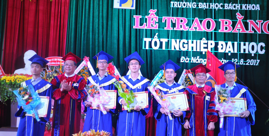 PGS. TS Đoàn Quang Vinh – Phó Giám đốc ĐH Đà Nẵng; GS.TS Lê Kim Hùng – Hiệu trưởng Trường ĐH Bách khoa khen thưởng sinh viên thủ khoa, tốt nghiệp loại xuất sắc.