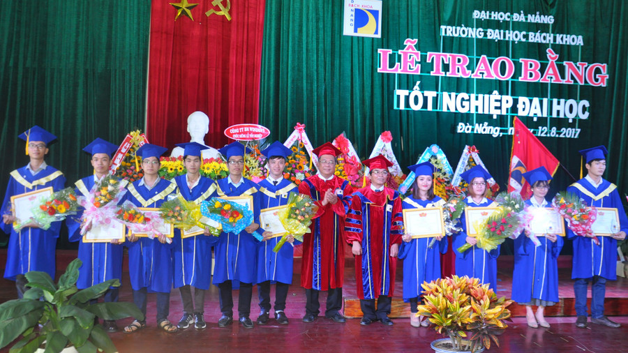 PGS. TS Đoàn Quang Vinh – Phó Giám đốc ĐH Đà Nẵng; GS.TS Lê Kim Hùng – Hiệu trưởng Trường ĐH Bách khoa khen thưởng sinh viên thủ khoa, tốt nghiệp loại xuất sắc.
