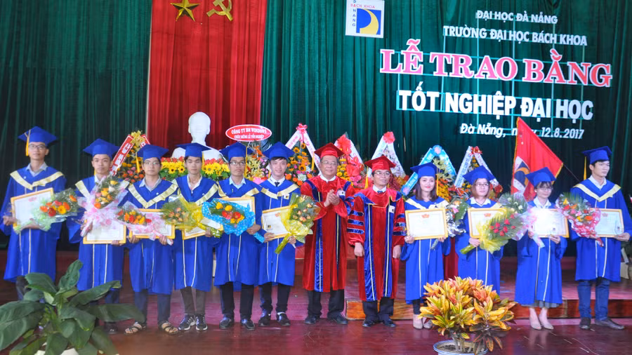 PGS. TS Đoàn Quang Vinh – Phó Giám đốc ĐH Đà Nẵng; GS.TS Lê Kim Hùng – Hiệu trưởng Trường ĐH Bách khoa khen thưởng sinh viên thủ khoa, tốt nghiệp loại xuất sắc.