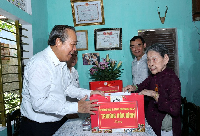 Phó Thủ tướng thăm Mẹ Việt Nam anh hùng Trần Thị Thí. - Ảnh: VGP