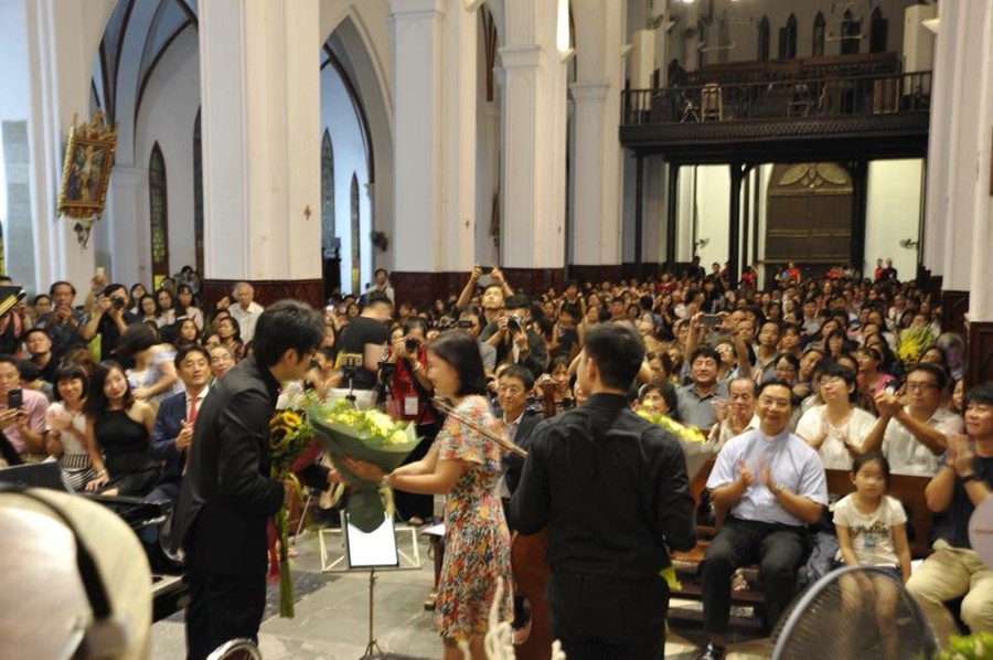 Hàng trăm khán giả trong và ngoài nước tham gia buổi hòa nhạc Hàng trăm khán giả trong và ngoài nước tham gia buổi hòa nhạc