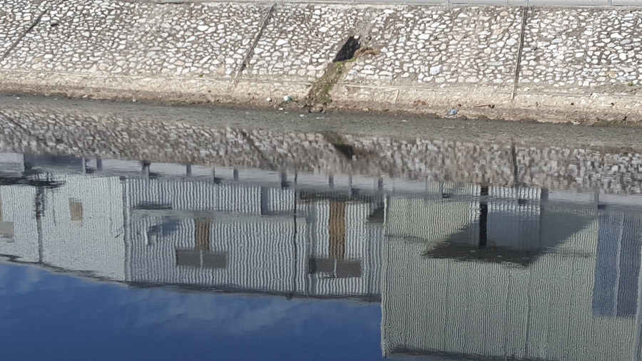 Nước "sông chết" đổi mày đen kịt và hầu như không chảy