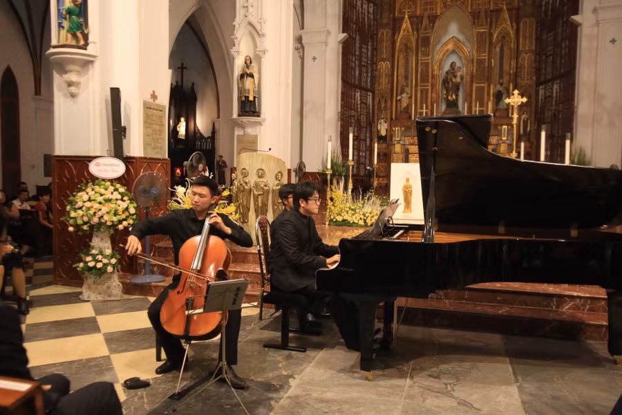 Nghệ sĩ piano Lưa Đức Anh biểu diễn tại Nhà thờ lớn Hà Nội