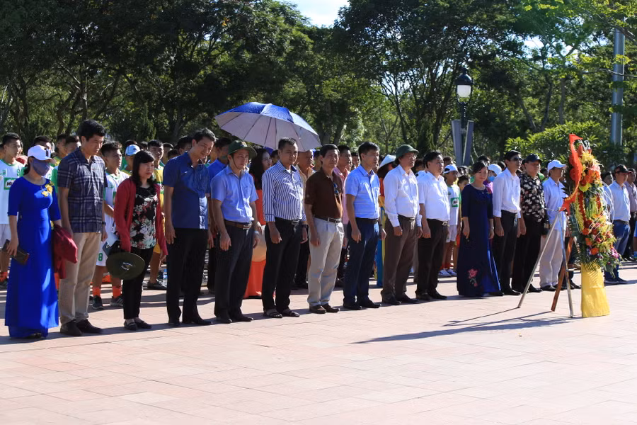 Các đoàn tham dự dâng hương tại thành cổ Quảng Trị.