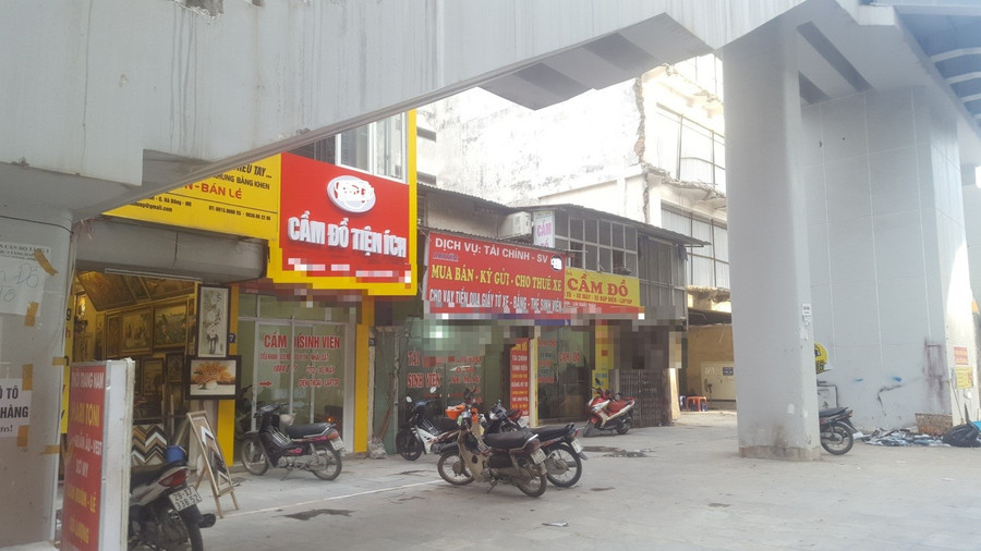 Các tiềm cầm đồ, cho vay tín dụng nằm san sát nhau trên đường Trần Phú – Hà Đông. Các tiềm cầm đồ, cho vay tín dụng nằm san sát nhau trên đường Trần Phú – Hà Đông.