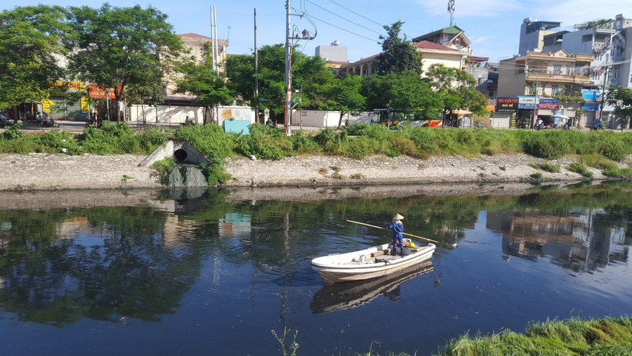 Trời nắng nóng cùng với mùi hôi thối bốc lên nhưng công nhân thoát nước vẫn phải vớt rác trên những dòng "sông chết"