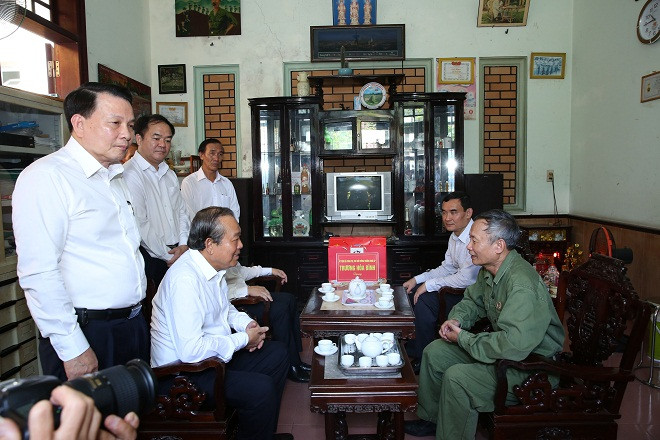 Phó Thủ tướng thăm thương binh Phạm Văn Giới. - Ảnh: VGP