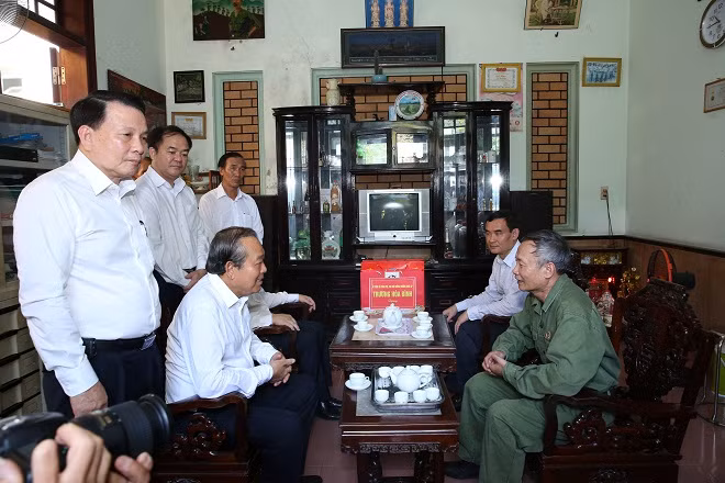 Phó Thủ tướng thăm thương binh Phạm Văn Giới. - Ảnh: VGP