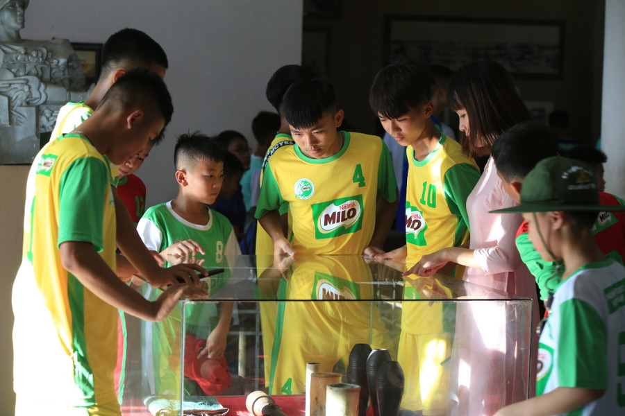 Tình nguyện viên giới thiệu những bằng chứng chiến tranh tại Thành Cổ Quảng Trị Tình nguyện viên giới thiệu những bằng chứng chiến tranh tại Thành Cổ Quảng Trị