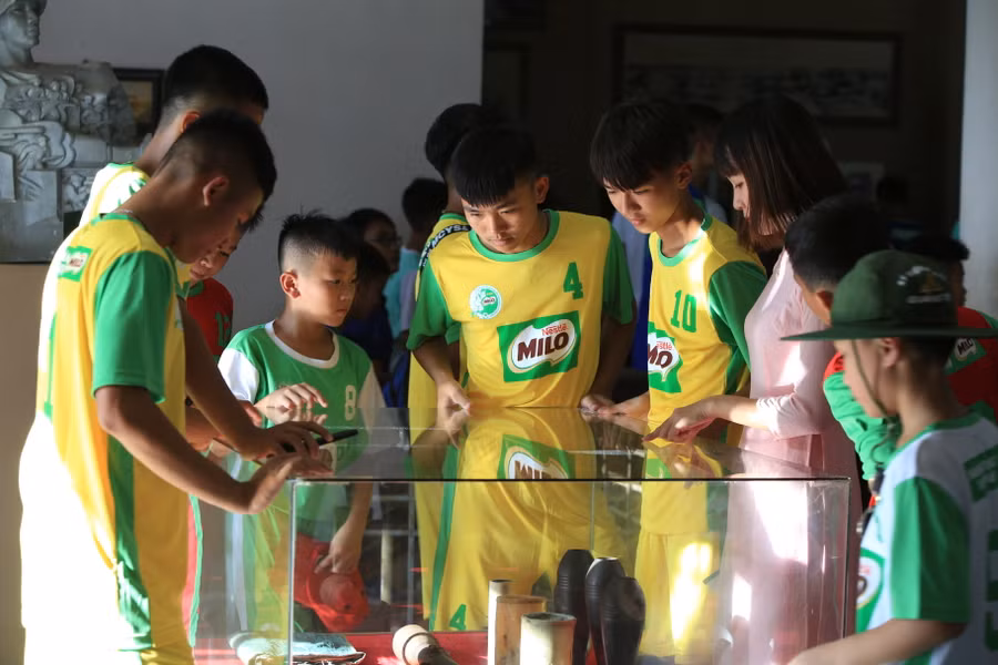 Tình nguyện viên giới thiệu những bằng chứng chiến tranh tại Thành Cổ Quảng Trị