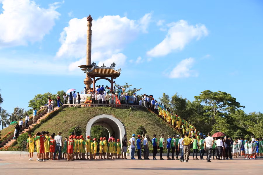 Các vận động viên dâng hương tưởng niệm các anh hùng liệt sĩ tại Thành cổ Quảng Trị