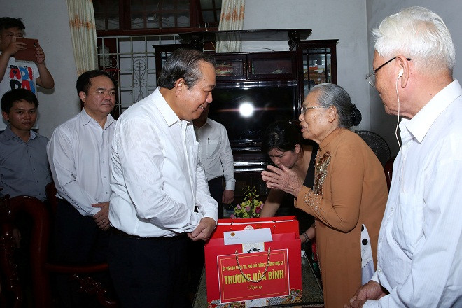 Phó Thủ tướng thăm bà Nguyễn Thị Thú. - Ảnh: VGP