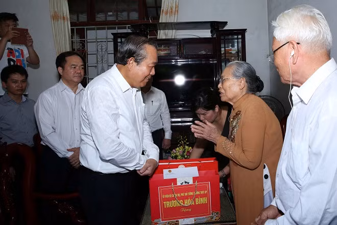 Phó Thủ tướng thăm bà Nguyễn Thị Thú. - Ảnh: VGP