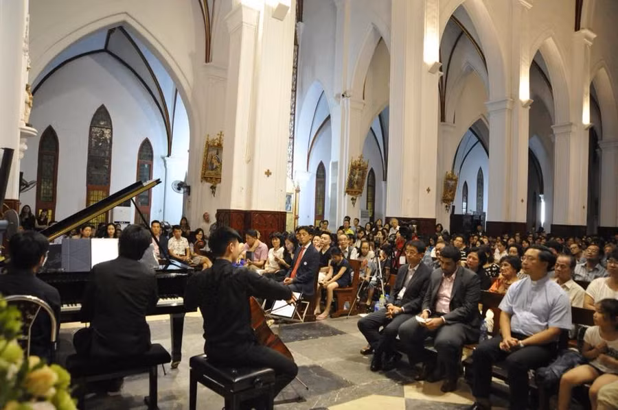 Khán giả trong và ngoài nước tham gia buổi hòa nhạc của nhóm Maestoso