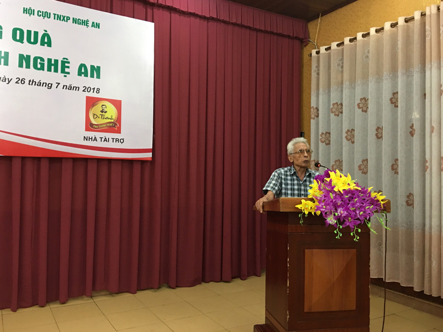 Bác Mai Ất, Chủ tịch Hội cựu Thanh niên xung phong tỉnh Nghệ An chia sẻ với các đồng đội về hoạt động hội và vui mừng gửi lời cảm ơn đến đoàn công tác Bác Mai Ất, Chủ tịch Hội cựu Thanh niên xung phong tỉnh Nghệ An chia sẻ với các đồng đội về hoạt động hội và vui mừng gửi lời cảm ơn đến đoàn công tác