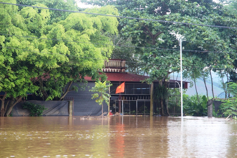 Nước lũ ngập ngang lưng nhà của người dân nơi rốn lũ Thạch Thành.
