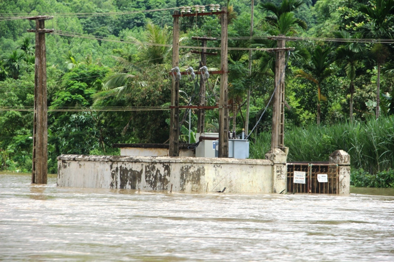 Trạm biến áp cũng chìm trong trong nước lũ.