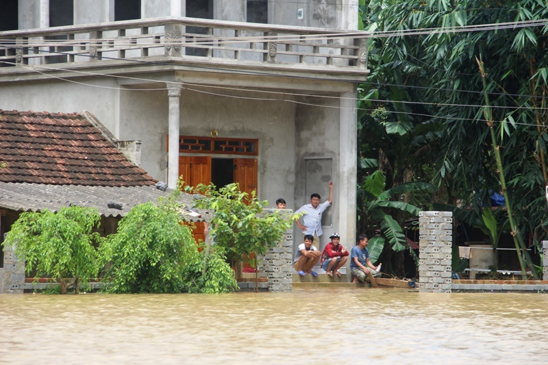 Người dân mắc kẹt trong dòng nước lũ.