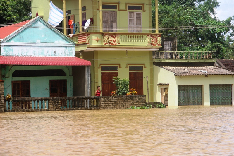 Nhiều ngôi nhà đã bị nước lũ tràn vào.