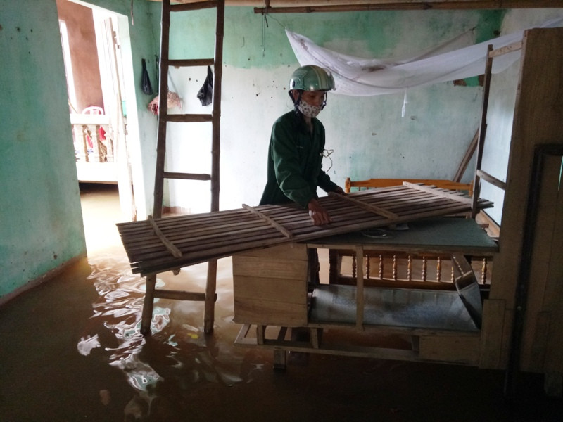 Người dân thôn Vọng Thủy, xã Thành Trực thu vén đồ đạc để tránh lũ.