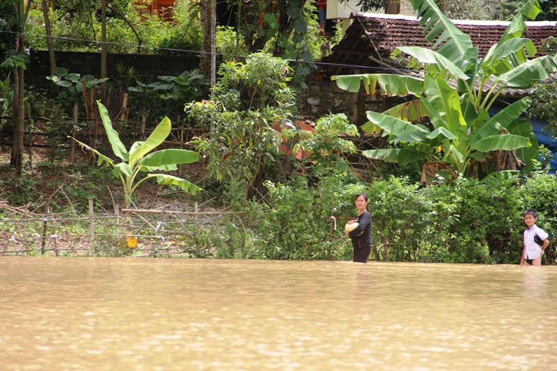 Hai mẹ con trong một gia đình ở xã Thành Trực chạy lũ.