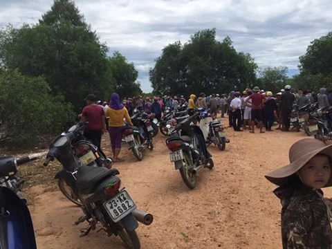 Người dân tập trung rất đông tại hiện trường nơi phát hiện thi thể cháu Nghĩa