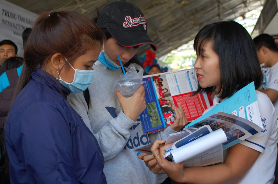 Học sinh trực tiếp tìm hiểu thông tin từ các tổ chức giáo dục tại ngày hội