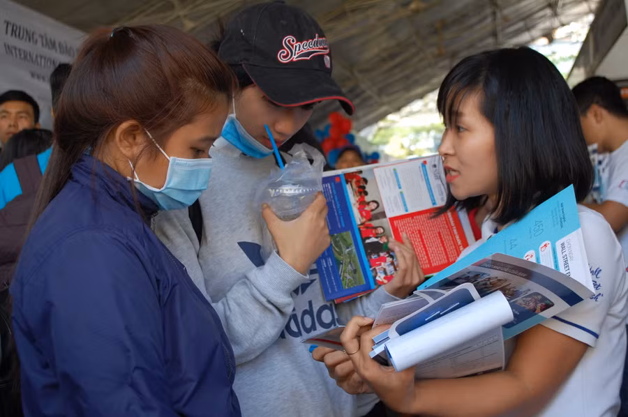 Học sinh trực tiếp tìm hiểu thông tin từ các tổ chức giáo dục tại ngày hội