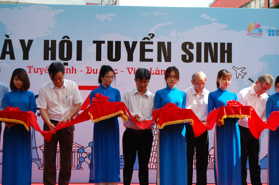 Cắt băng khai mạc ngày hội