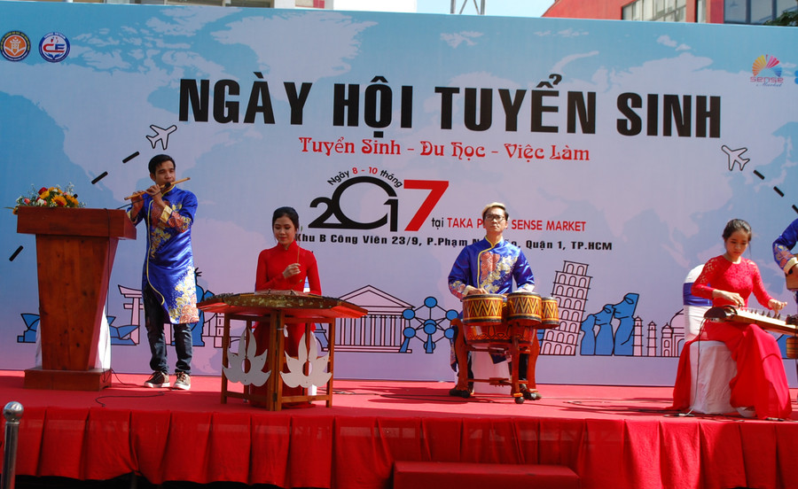 Văn nghệ khai mạc ngày hội tuyển sinh “tuyển sinh – du học – việc làm”