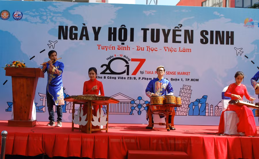 Văn nghệ khai mạc ngày hội tuyển sinh “tuyển sinh – du học – việc làm”