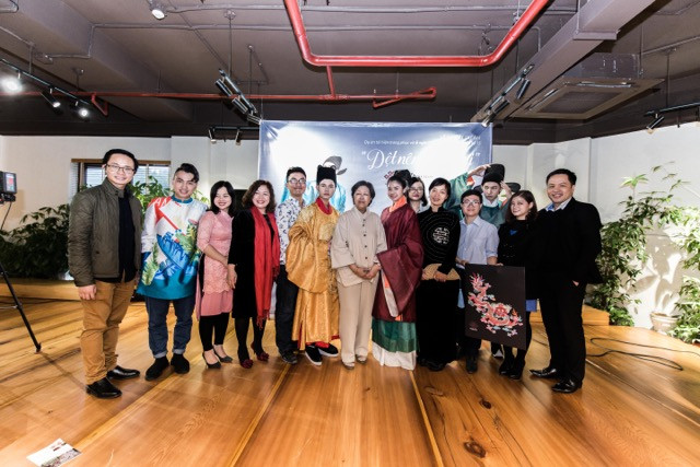 Nhóm Vietnam Centre chụp ảnh cùng khách mời trong buổi trình diễn.