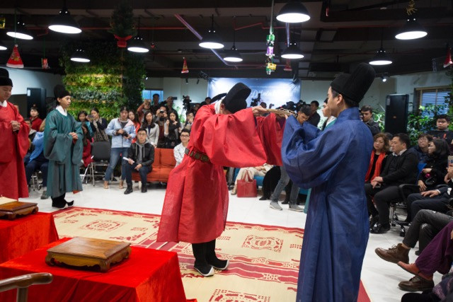 Tái hiện lễ Sắc phong Hoàng Thái Hậu.