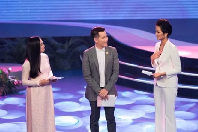 Hoa Hậu H”Hen Niê đảm nhận vai trò MC trương trình “Thay lời muốn nói” dành cho mẹ. Ảnh: Sang Đào.