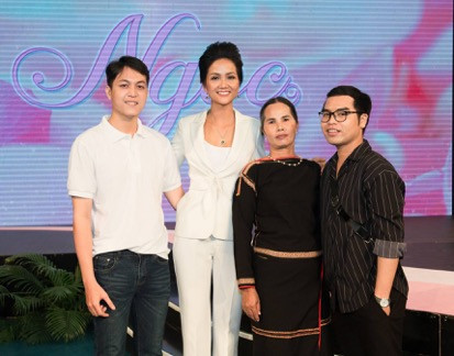 Mẹ và người thân của Hoa hậu “âm thầm” theo dõi cô dẫn chương trình.