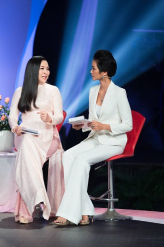 Hoa Hậu cùng MC Quỳnh Hương phối hợp ăn ý.