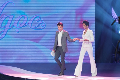 Hoa hậu và ca sĩ Hồ Trung Dũng “tái ngộ” trên sân khấu.