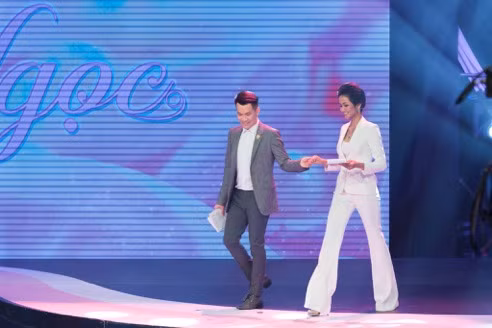 Hoa hậu và ca sĩ Hồ Trung Dũng “tái ngộ” trên sân khấu. Hoa hậu và ca sĩ Hồ Trung Dũng “tái ngộ” trên sân khấu.