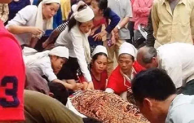 thầy lang phá thai bằng que nứa. Theo 24h