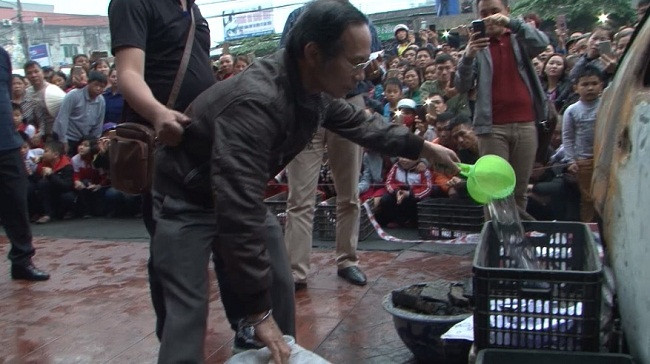 Thực nghiệm hiện trường vụ án Khổng Văn Miễn đốt xe hàng xóm