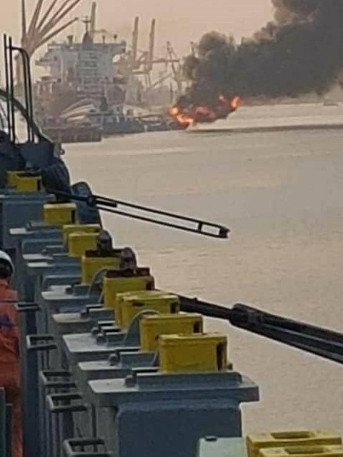 Sau một tiếng nổ, ngọn lửa bùng phát tại mũi tàu Sau một tiếng nổ, ngọn lửa bùng phát tại mũi tàu