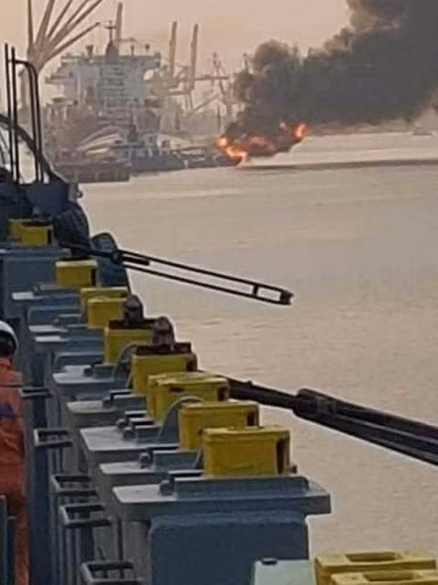 Sau một tiếng nổ, ngọn lửa bùng phát tại mũi tàu Sau một tiếng nổ, ngọn lửa bùng phát tại mũi tàu