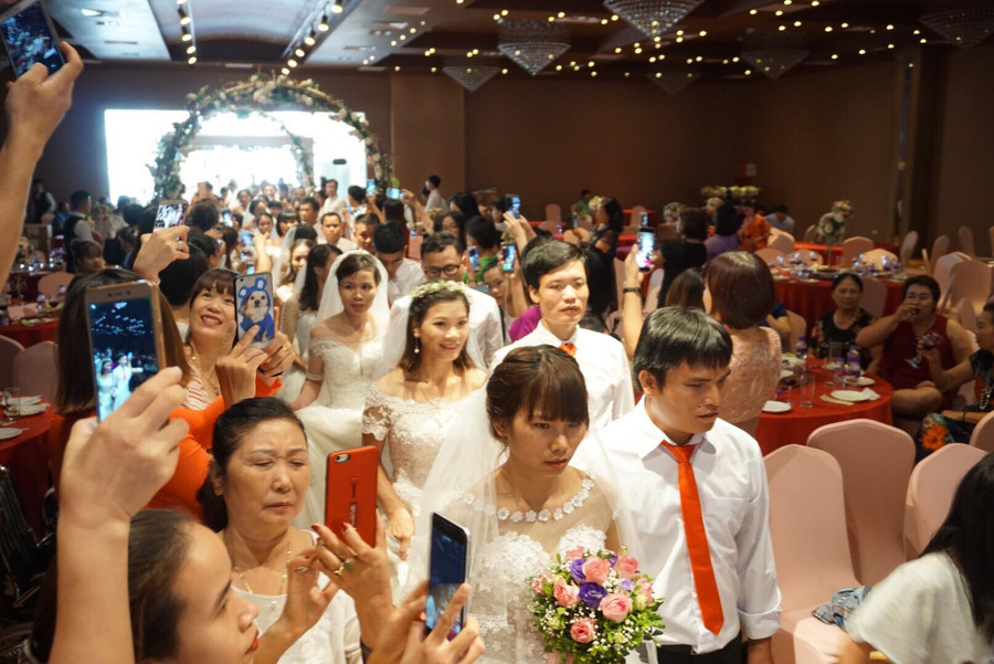 41 cặp đôi cùng nhau tiến vào lễ đường. 41 cặp đôi cùng nhau tiến vào lễ đường.