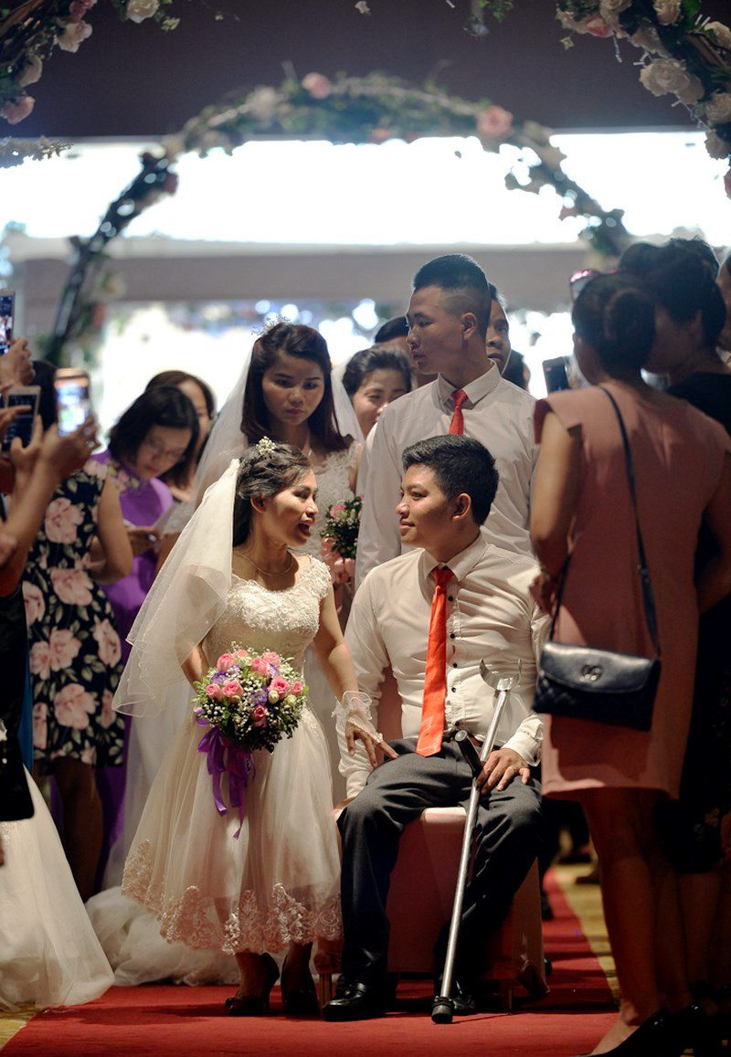 Trao cho nhau những ánh mắt yêu thương. Trao cho nhau những ánh mắt yêu thương.