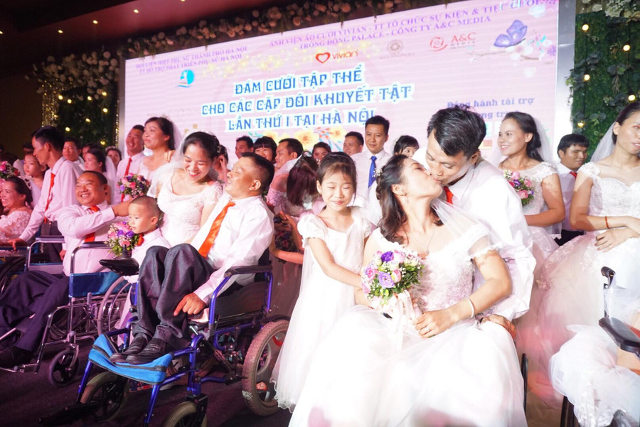 . Họ không quên trao cho nhau những nụ hôn nồng cháy. . Họ không quên trao cho nhau những nụ hôn nồng cháy.