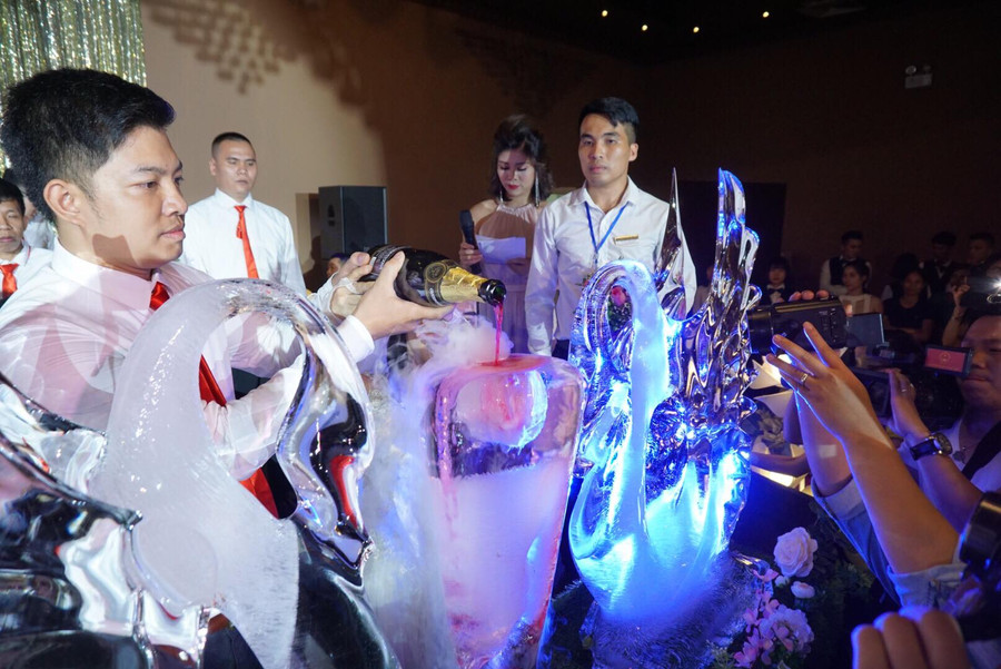 Đại diện cho 41 cặp đôi đã rót lên dòng Champagne trong niềm hân hoan. Đại diện cho 41 cặp đôi đã rót lên dòng Champagne trong niềm hân hoan.